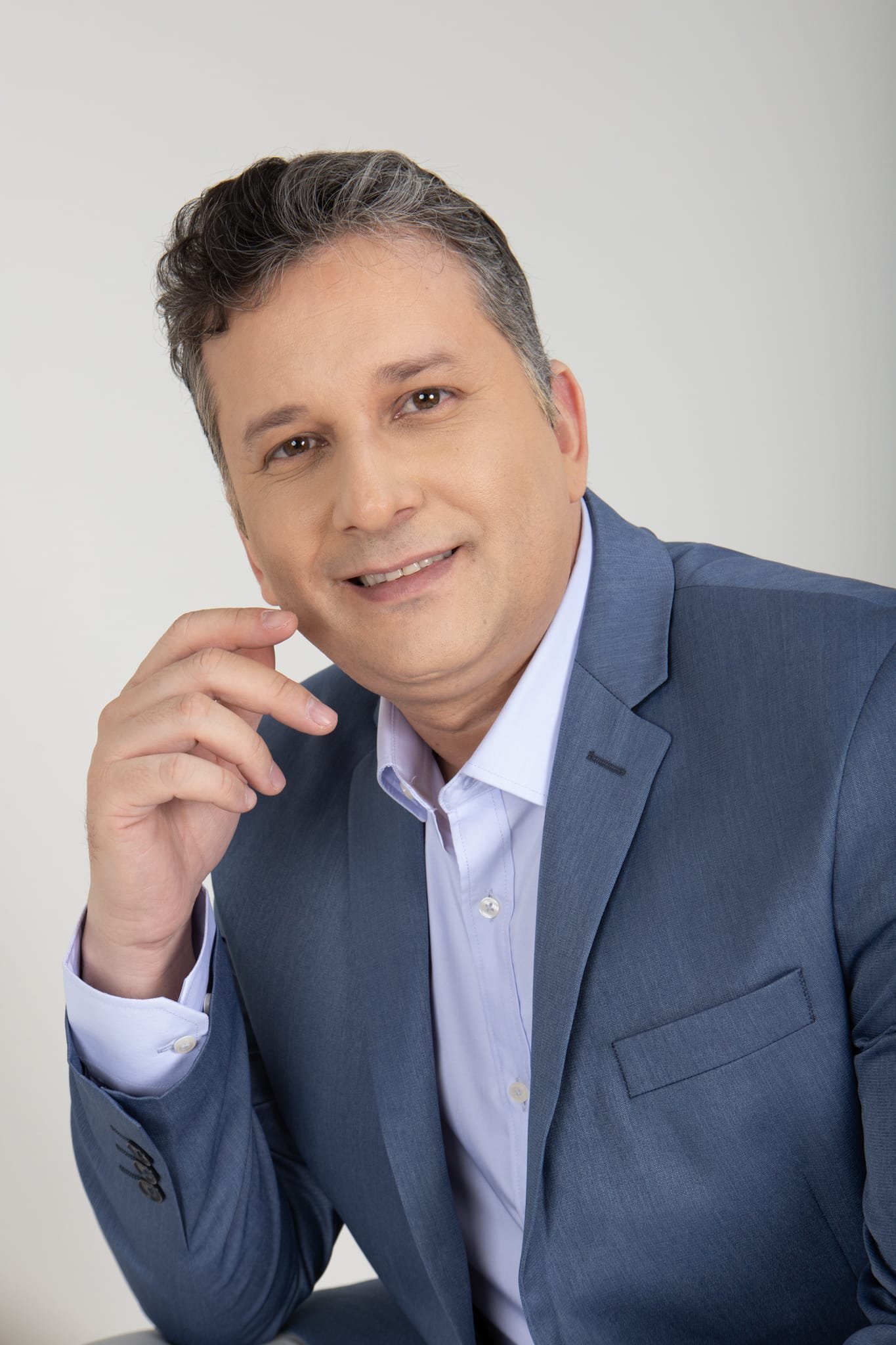 Dr. Joctã Dias durante atendimento tricológico na HASTEDERME